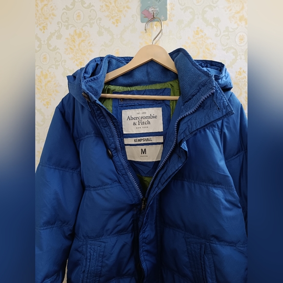 Abercrombie & Fitch - Picture 3 of 4